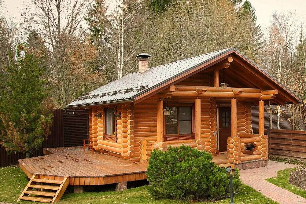 баня на участке. хозяин дачного участка стоит баню. ландшафт вокруг бани. хозяин дачного участка стоит баню. красивая дача.