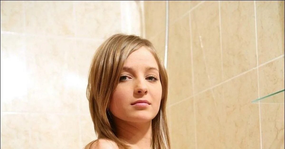 Юные в душе. Девочки в душевой. Юные в душе. Фотосессия в душе. Девушка-подросток в душе.