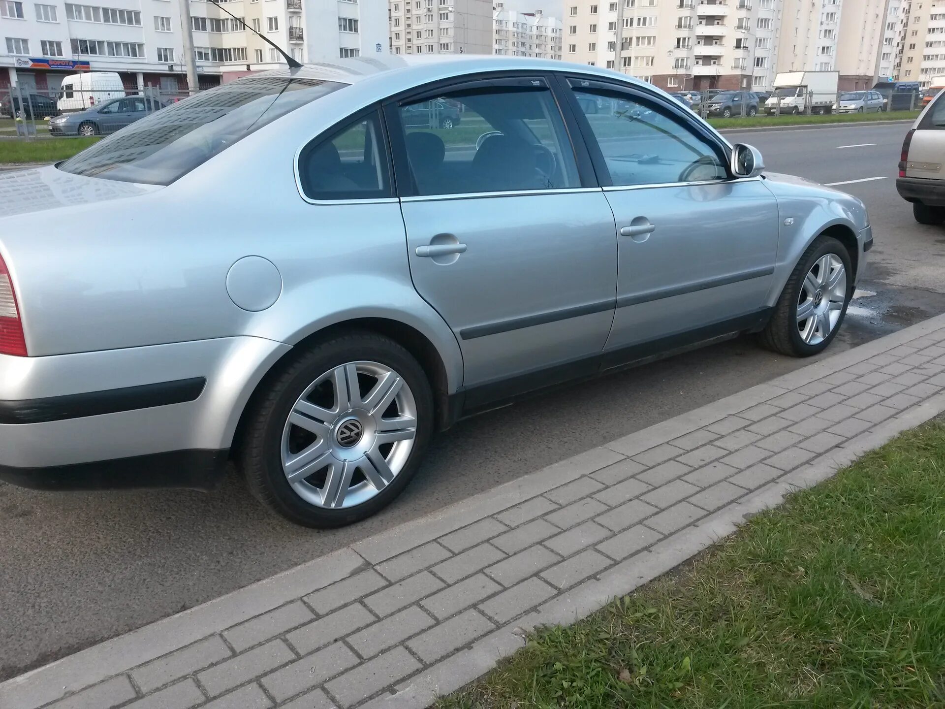 Колпачок пассат б5. Volkswagen Passat b5 Wheels. 215 50 17 Passat b5. Фольксваген Пассат 2001 года. Пассат б5+ r17.