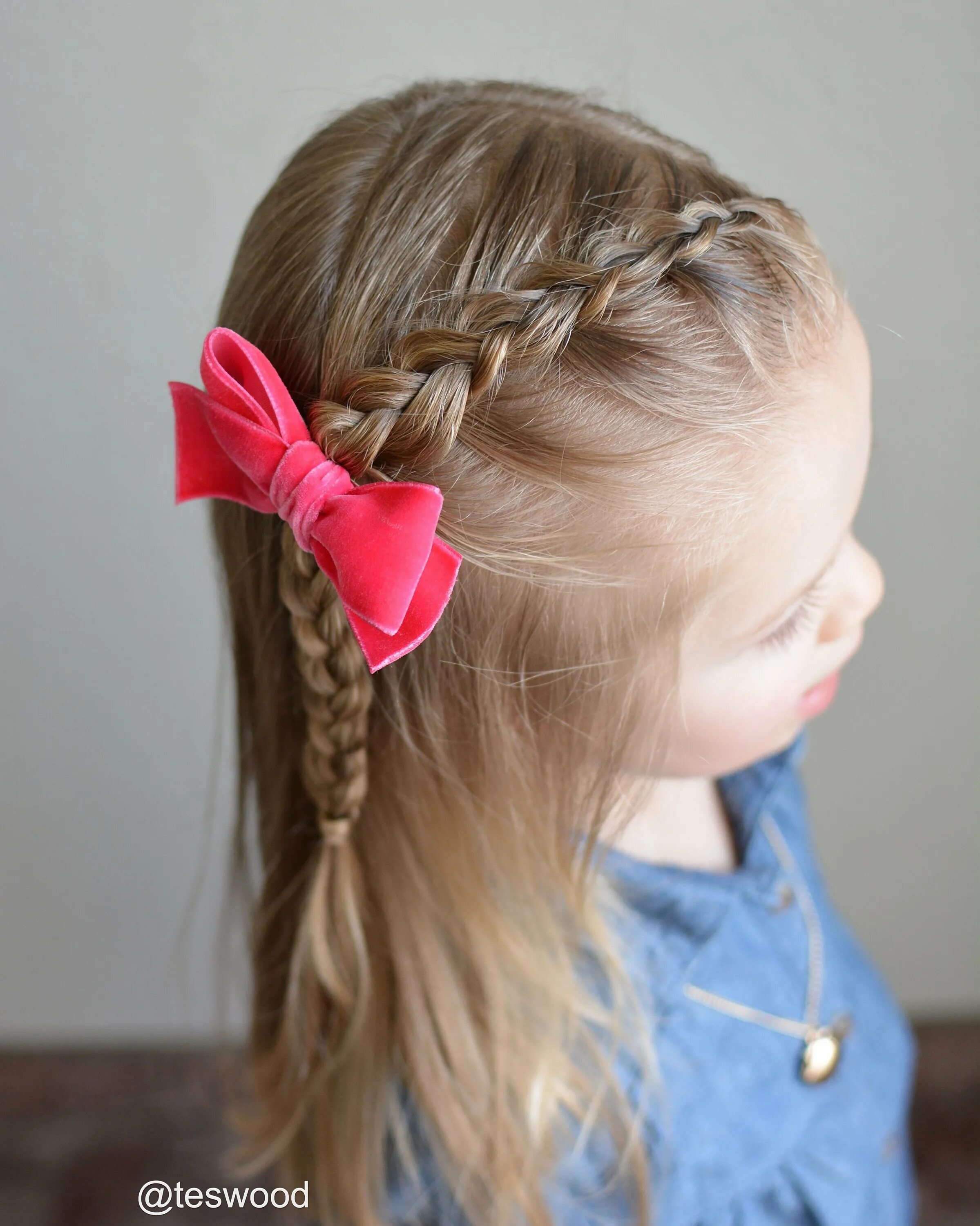 детская прическа девочке. прически для девочек. причёски для девочек в садик. легкие прически для 3 лет. красивые причёски для девочек.