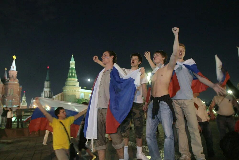 Москва праздновала победу над голландцами в 2008-м. Москва 2008 гуляния. Люди празднуют победу на площади. Гулянья в Москве на евро 2008. После победы в российской