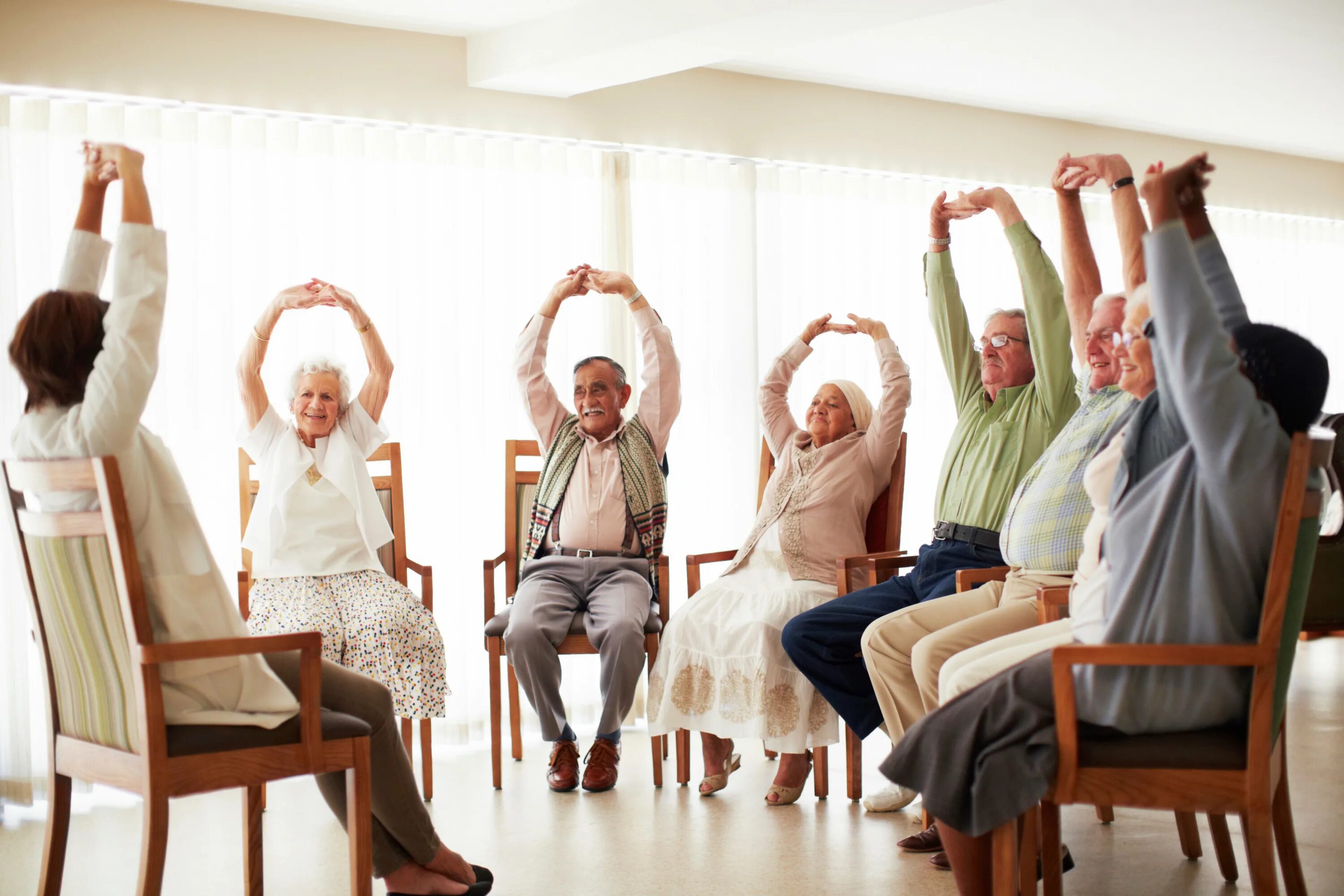 Living old age. Психологические занятия для пожилых людей. Гостиная для пожилых людей. Много пожилых людей за столом. Старость.