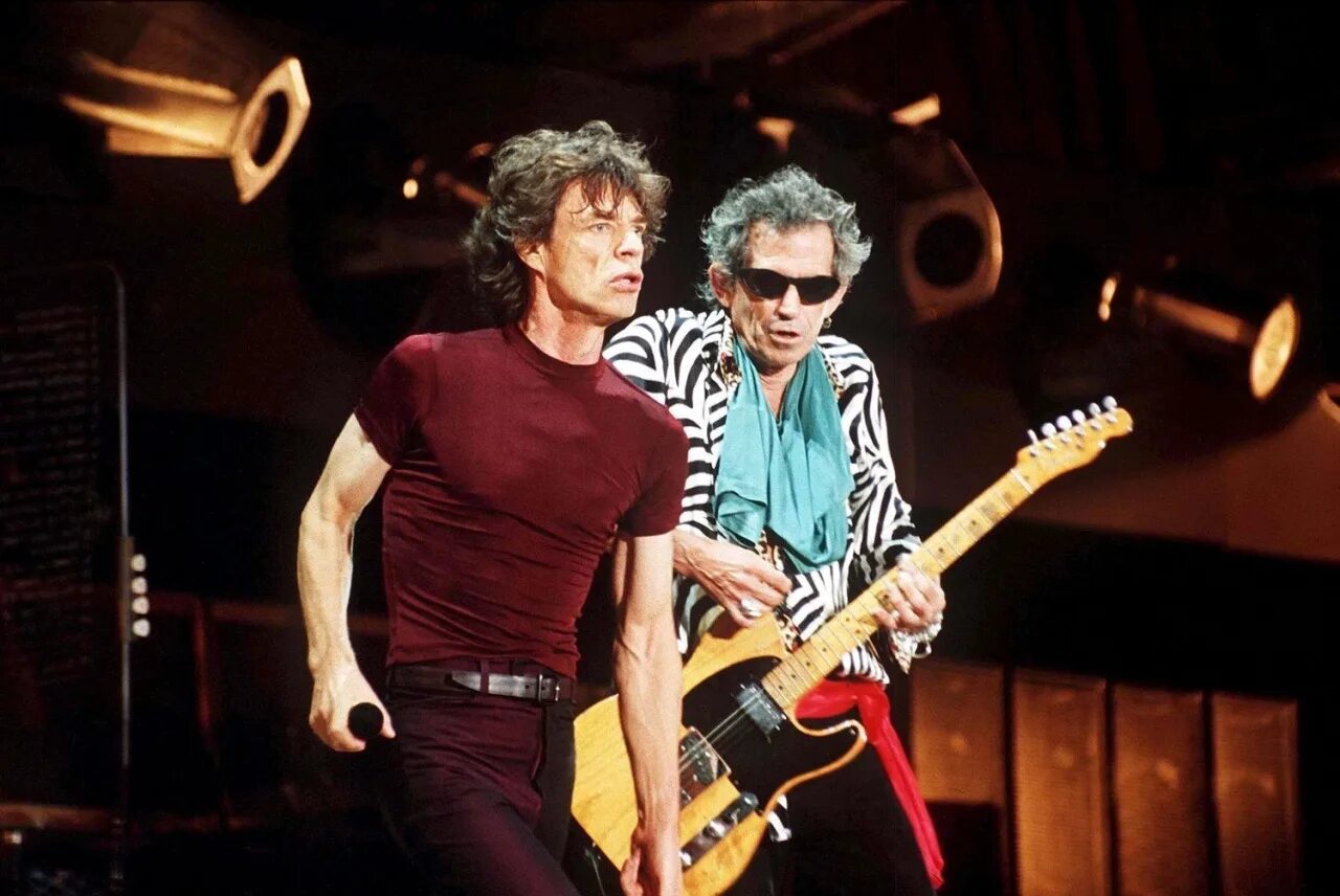 Rolling stones клипы. Группа Роллинг стоунз. Rolling Stones 1997. Клавишник Роллинг стоунз. Роллинг стоунз состав.