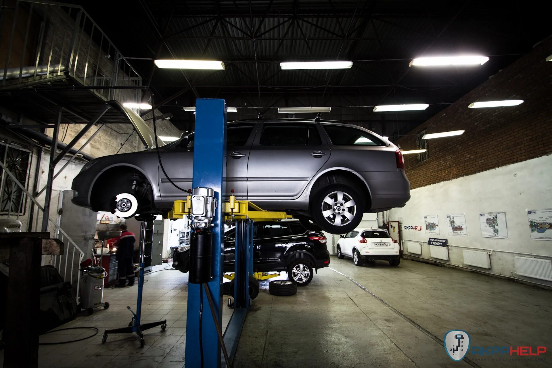 Шкода октавия ремонт. Шкода а7 в сервисе. Автосервис шкода. Škoda сервис. Шкода октавия в5fl на подъемнике.