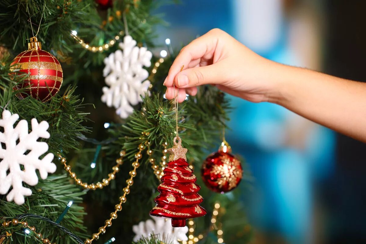 Decorating new year tree. Наряжаем елку. Новогоднее украшение "ёлка". Украшаем елку. Новый год Наряжаем елку.