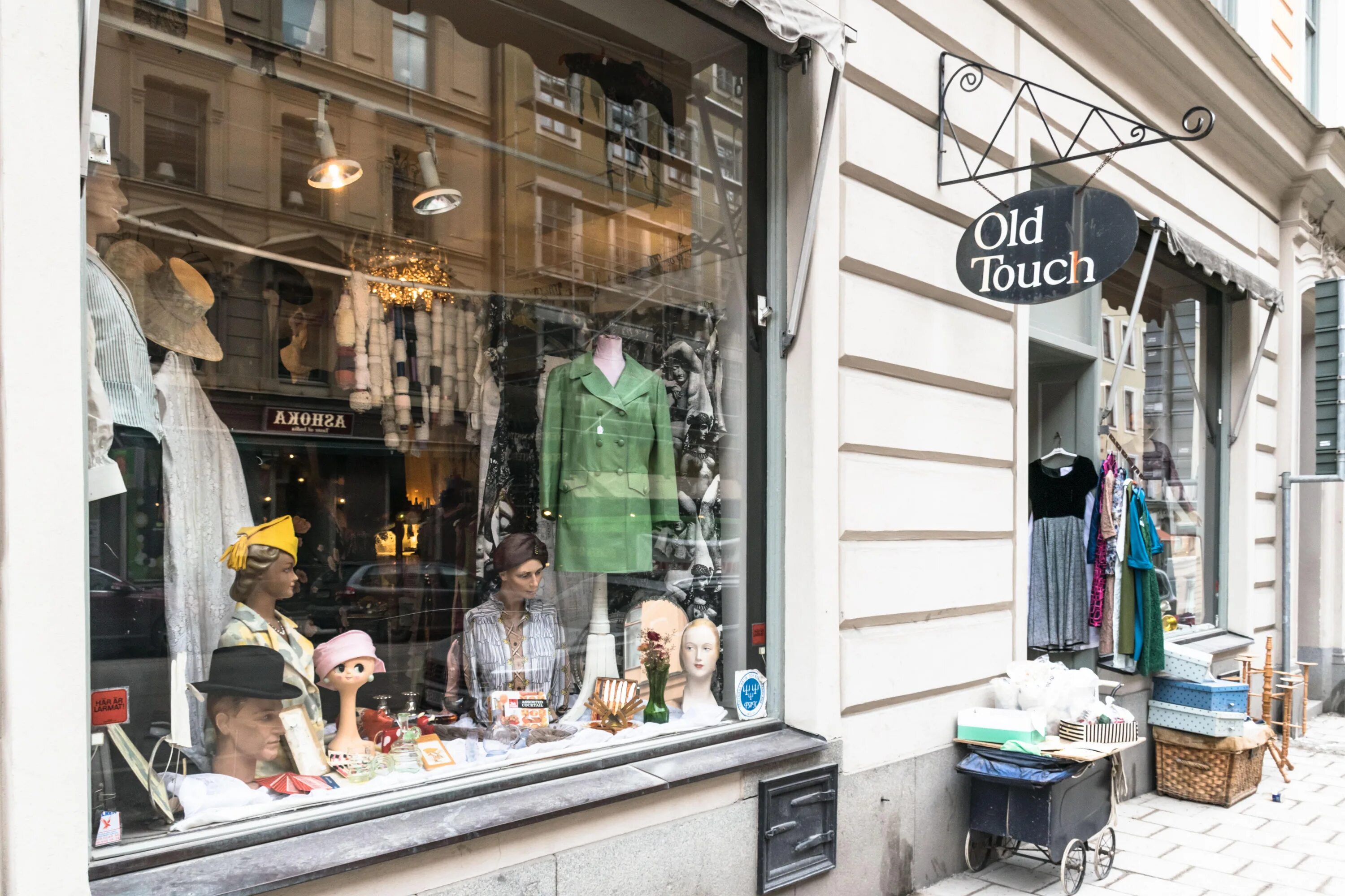 Old touch. Looking for an old phone restoration broken phone. Hand phone modeling. Духи touch of beauty. Old touch.