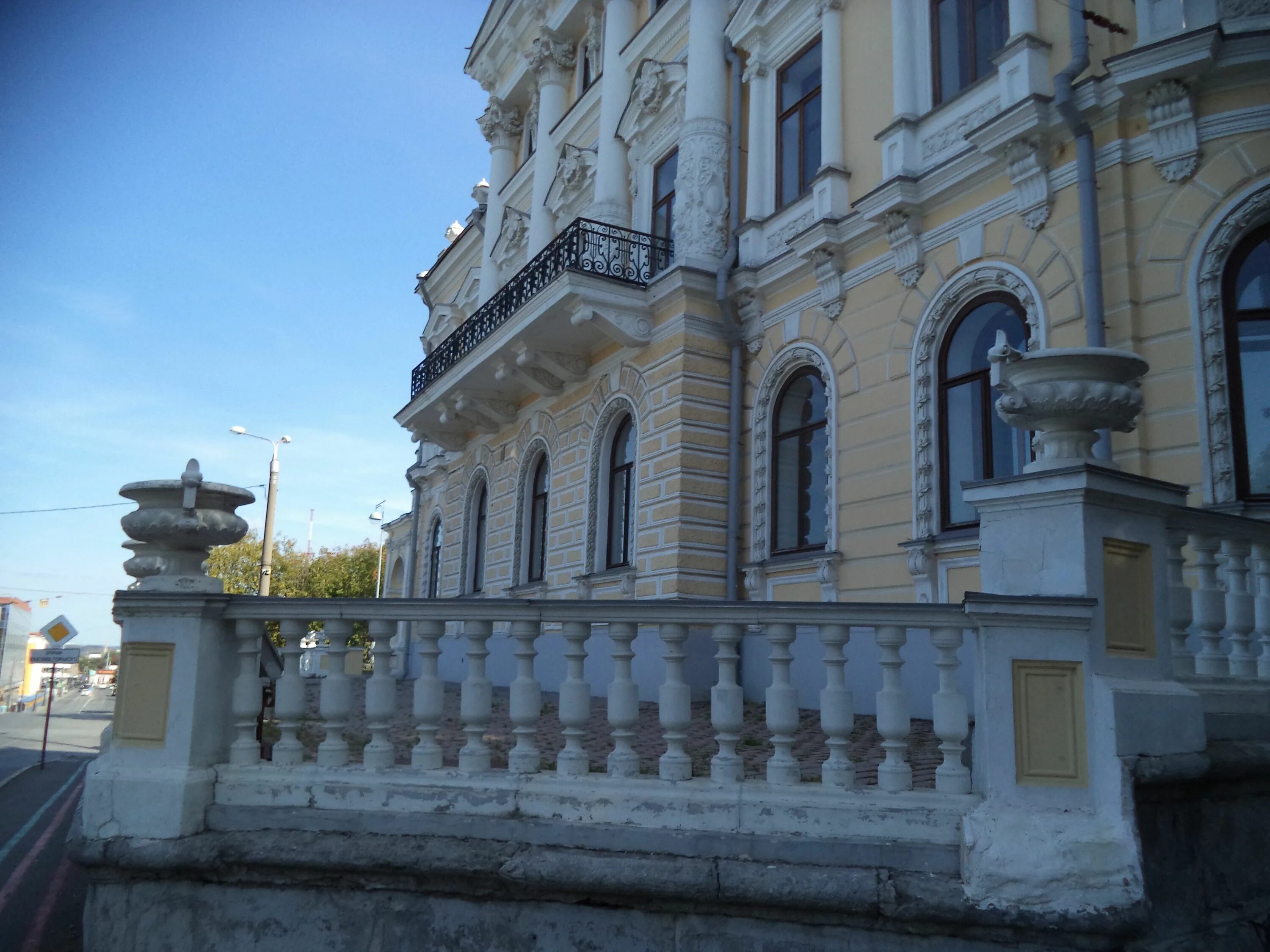 Дом мешковых пермь. Пермский краеведческий музей пермь. Монастырская, 11). Пермский краеведческий музей дом мешкова. Дом мешковых пермь.