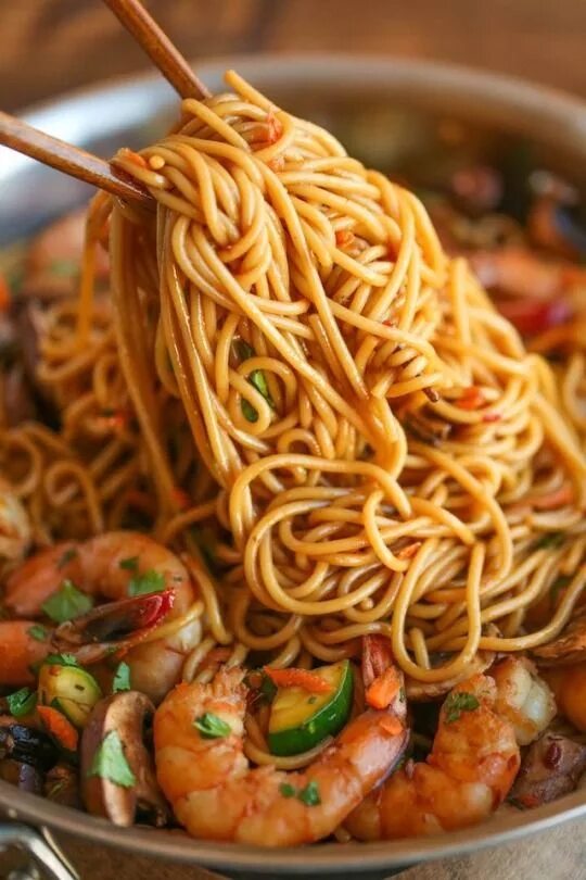 Лапша. Соба удон рамен. нудлс еда. китайская лапша с креветками. лапша noodles.
