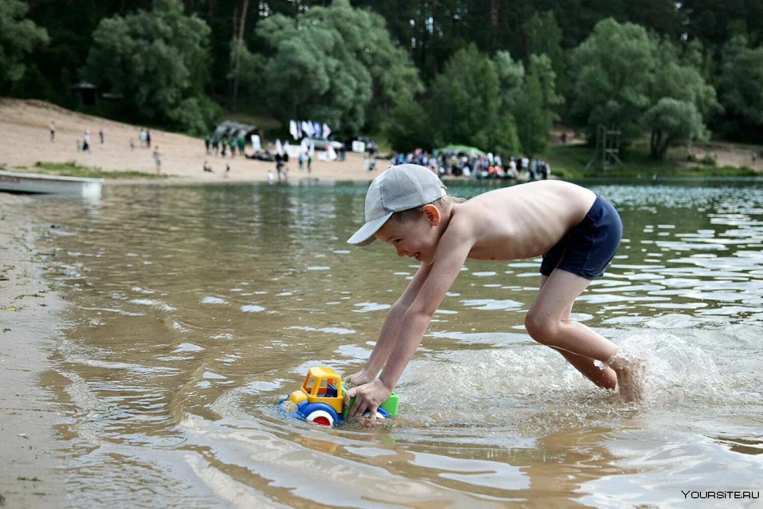 Мальчишки на речке. Маечик купаеча в речке. Мальчик на реке. Лето купаться. Купание парня