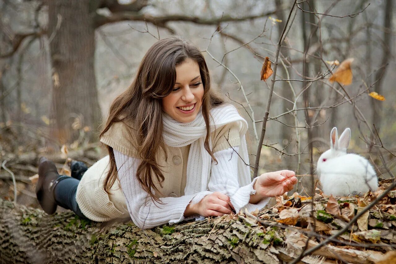 Фотосессия на улице осенью. Близнецы играют. Грустная осенняя женщина. Дети естественно появляются. Фотосессия поздняя осень.