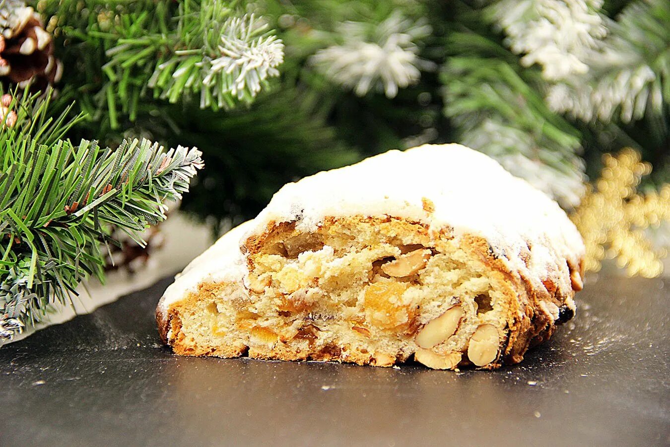 Рождественский кекс штоллен для короля. Рождественская выпечка штоллен. Дрезденский рождественский штоллен. Штоллен праздничный каравай. Штоллен творожный рождественский рецепт классический.