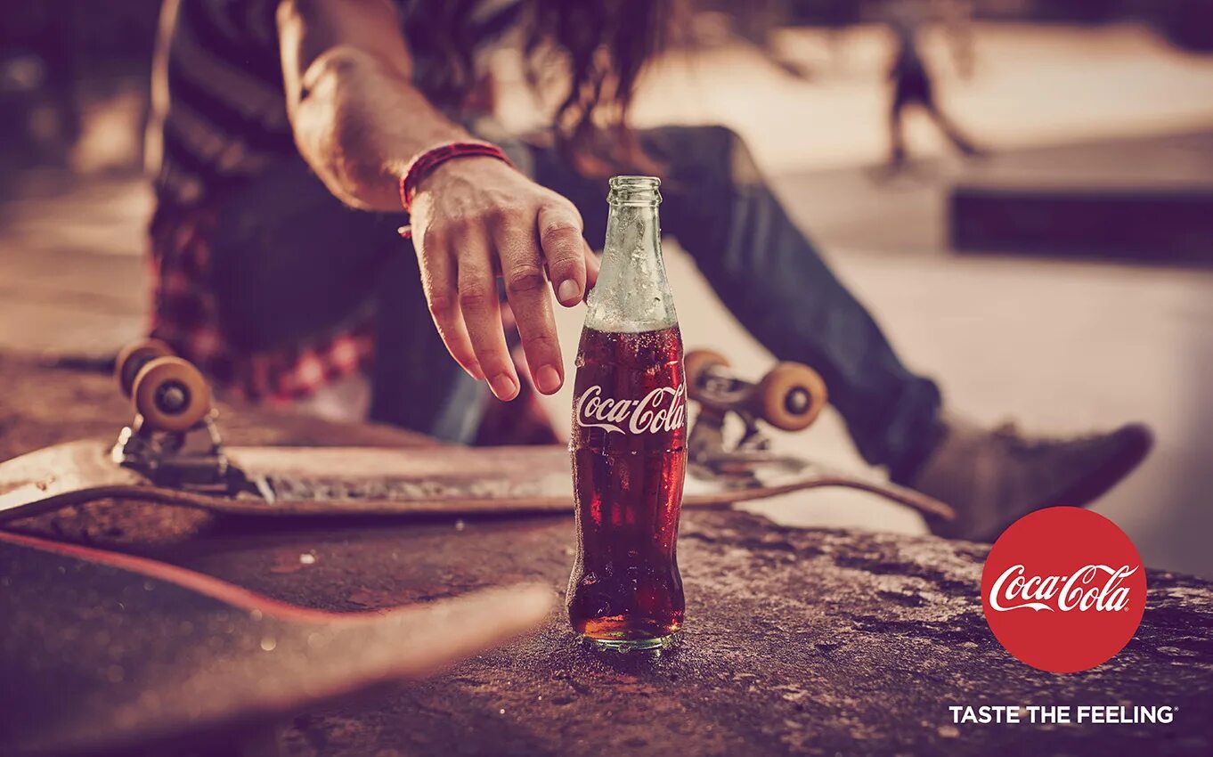 Камеди колу пьете. Coca Cola taste the feeling. Coca Cola бутылка реклама. Coca Cola taste the feeling ads. Подросток с Кока колой.