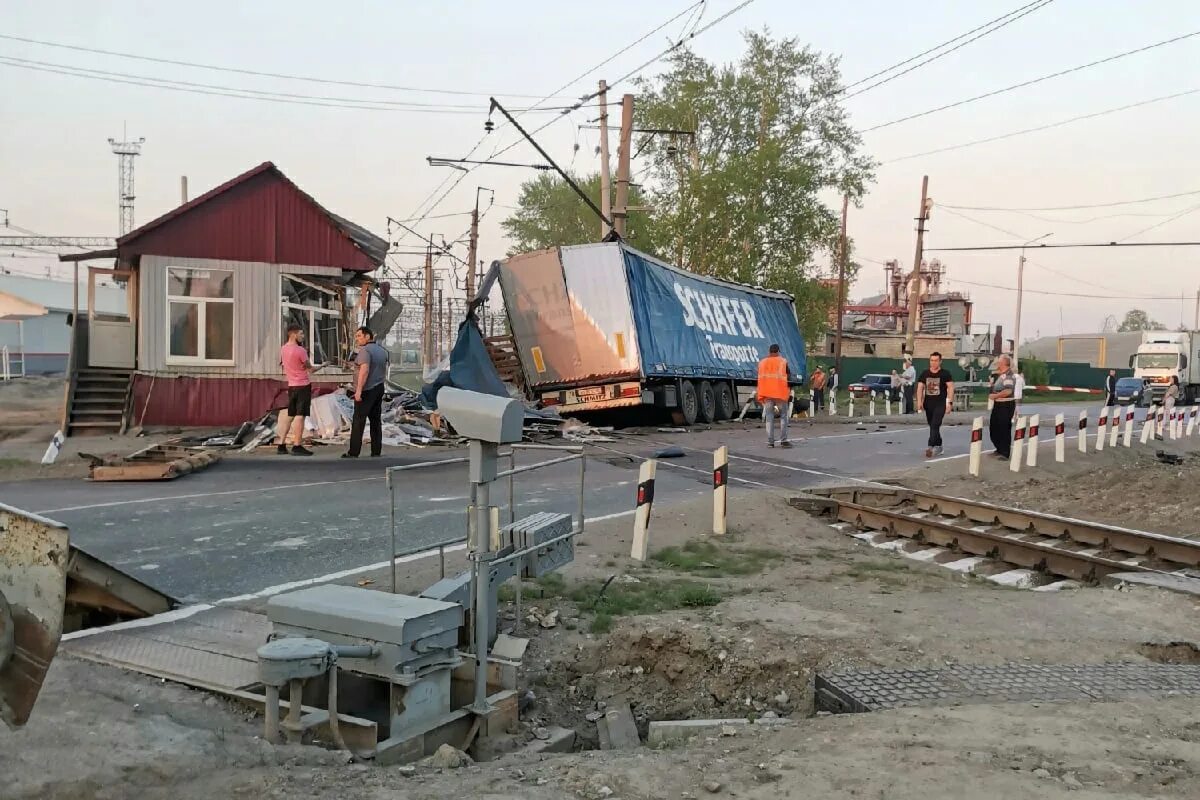 Переезжать в пост. Железнодорожный переезд. ЖД переезд. Дорожно-транспортные происшествия на железнодорожных переездах. ДТП на Железнодорожном переезде.