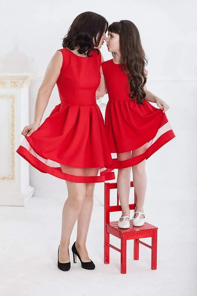 две девочки близняшки. платье на свадьбу для гостей. подружки невесты в серых платьях. две девушки в вечерних платьях. две женщины в одинаковых платьях.