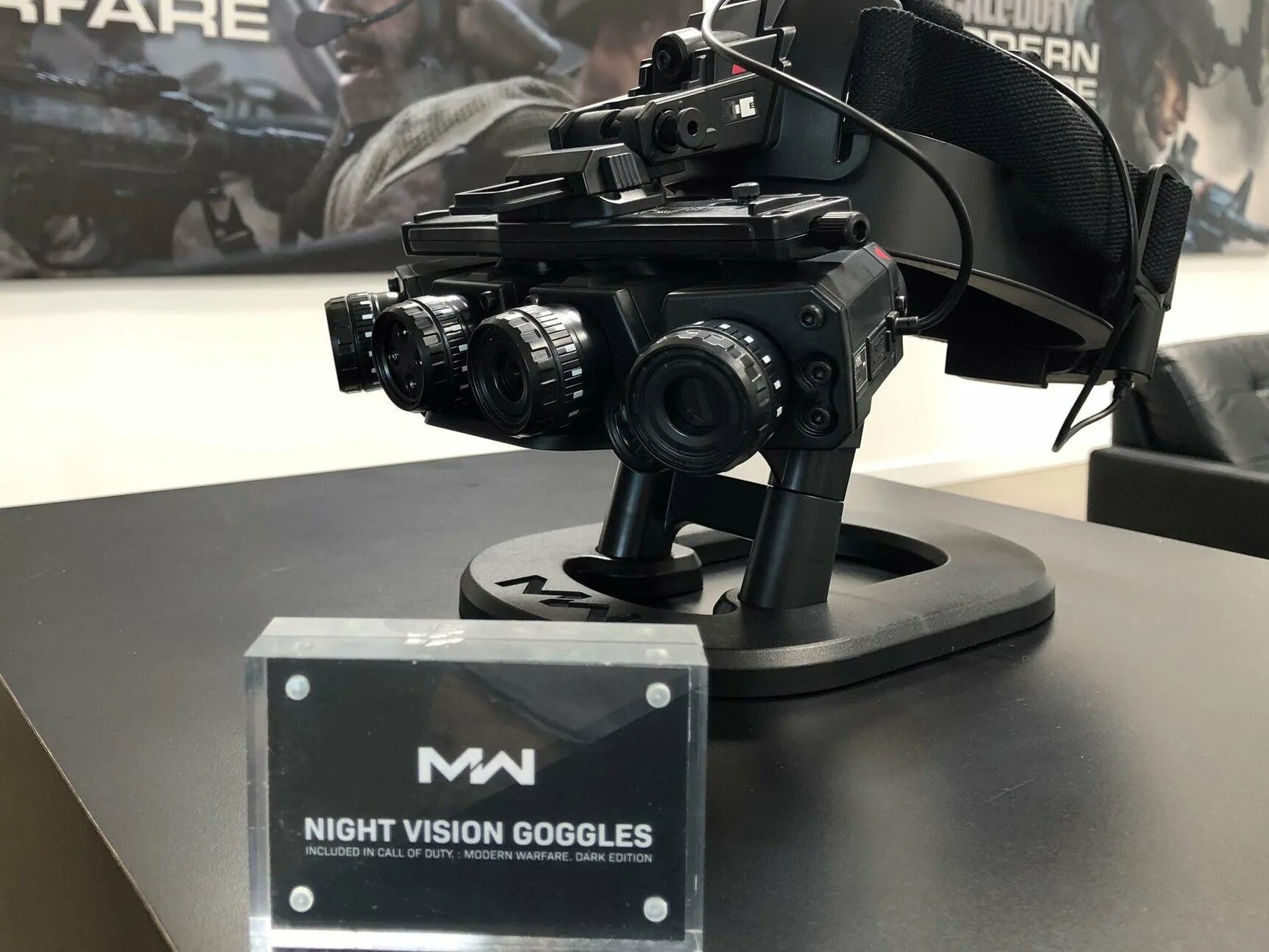 Night vision 2. Call of Duty Modern Warfare 2 коллекционное издание. Коллекционка Call of Duty. Коллекционка Call of Duty Modern Warfare 2019. Очки ночного видения Call of Duty Modern Warfare 2019.