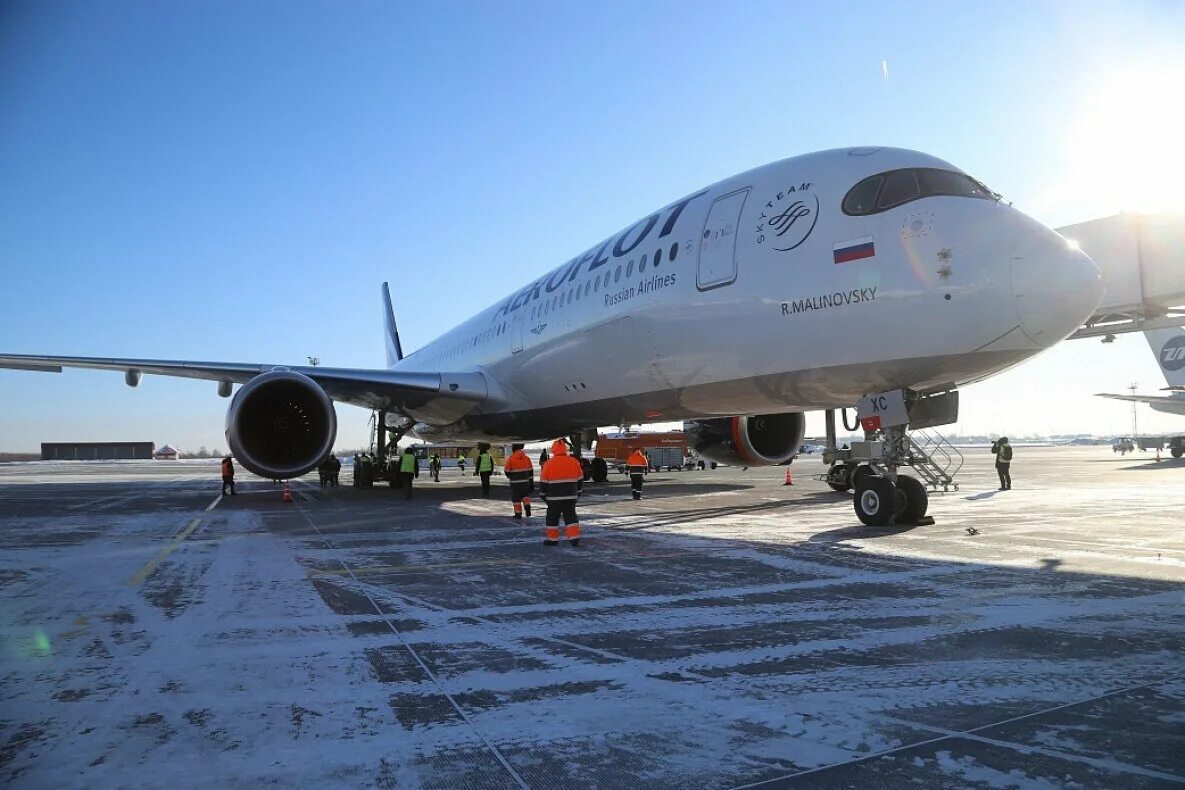 Полет на самолете хабаровск. Самолет а350 Аэрофлот. Airbus a350 Москва Хабаровск. Аэробус а350 Аэрофлот в Хабаровске. Airbus a350 Аэрофлот.