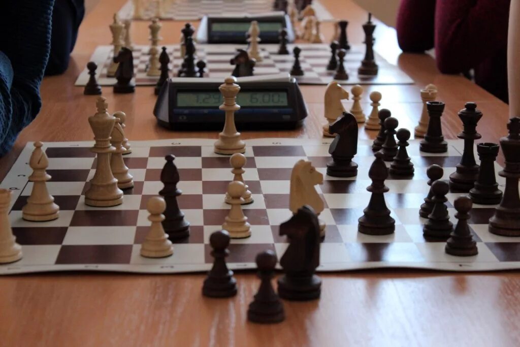 Бутко светлана шахматы сургут. Фабиано каруана крамник. Шахматы битва за египет. Цифровой рисунок шахматные баталии. Шахматное сражение.