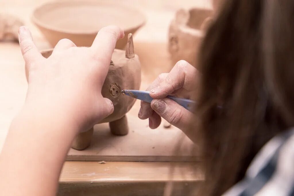 Гончарная студия красноярск. Гончарная мастерская для детей. Изделия из глины на гончарном круге. Гончарная студия 1 спб. Гончарная студия 1 дачный.