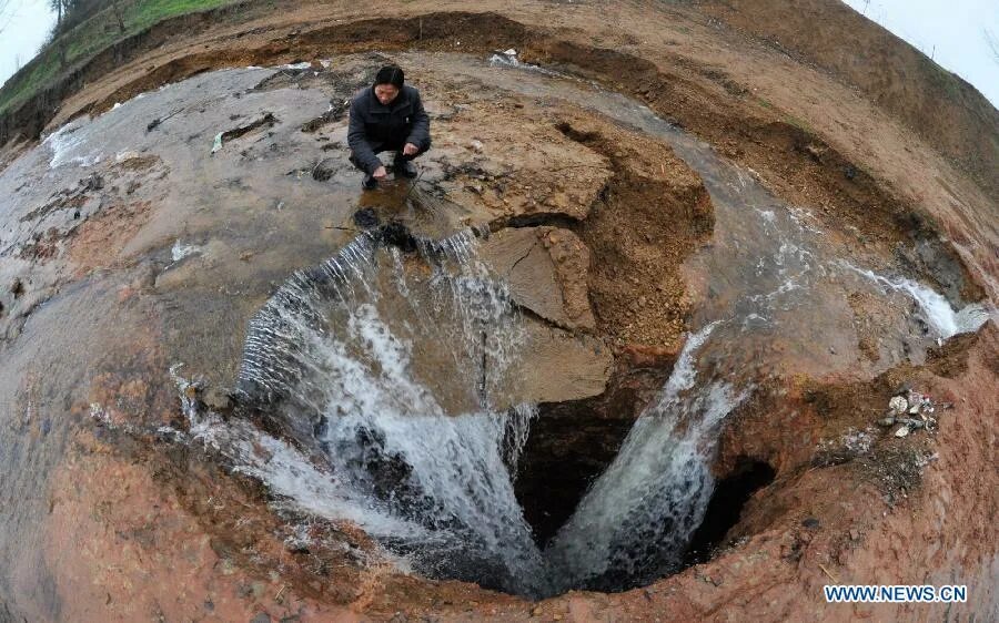 Образование подземных пустот. Воронки карст. провальные воронки карст. карстовые ямы. карстовые пустоты.