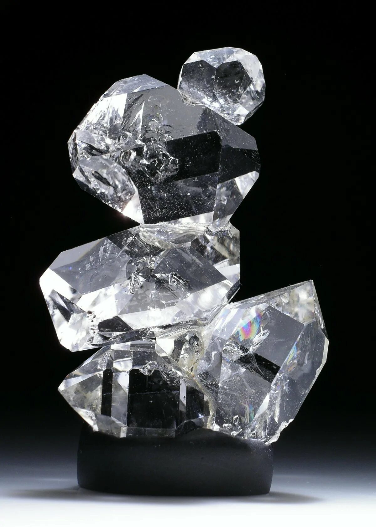 Diamond crystal. Алмаз Кристалл неграненый. Herkimer Diamond. Кристалл алмаза октаэдр. Мата́рский Алмаз.