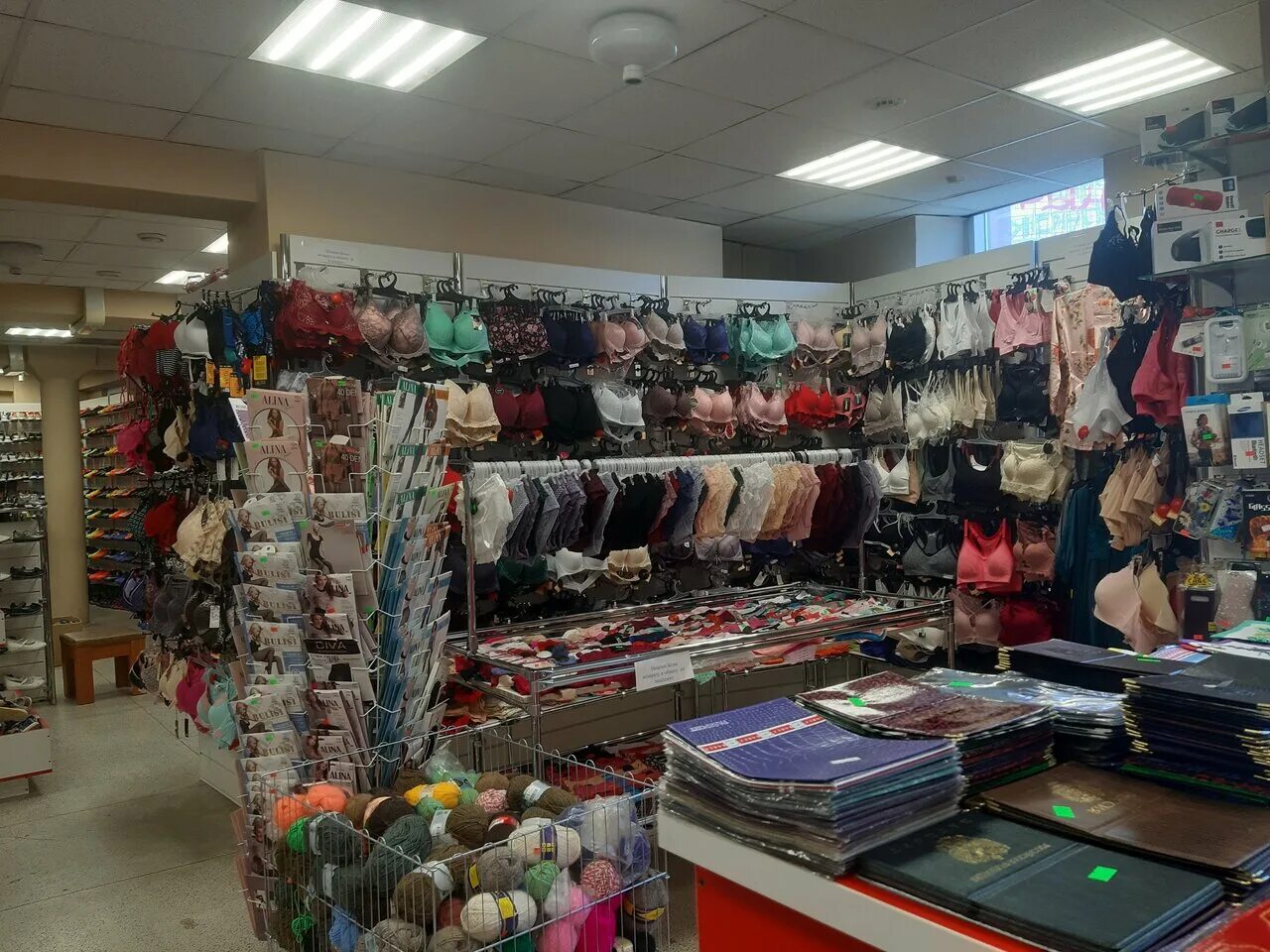 Центр планета энгельс. Планета одежда обувь логотип. Планета одежды и обуви. Планета центр одежда. Планета магазин одежды и обуви пермь.