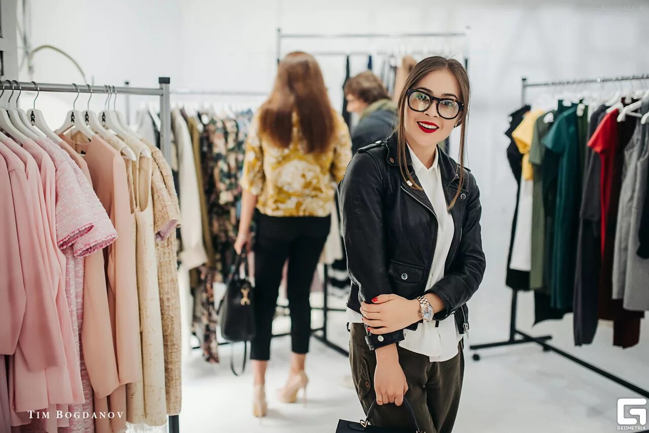 Интернет женской одежды тюмень. Дисконт магазин одежды. Модные интернет магазины женской одежды список. Одежда в шоуруме. Женские костюмы антига.