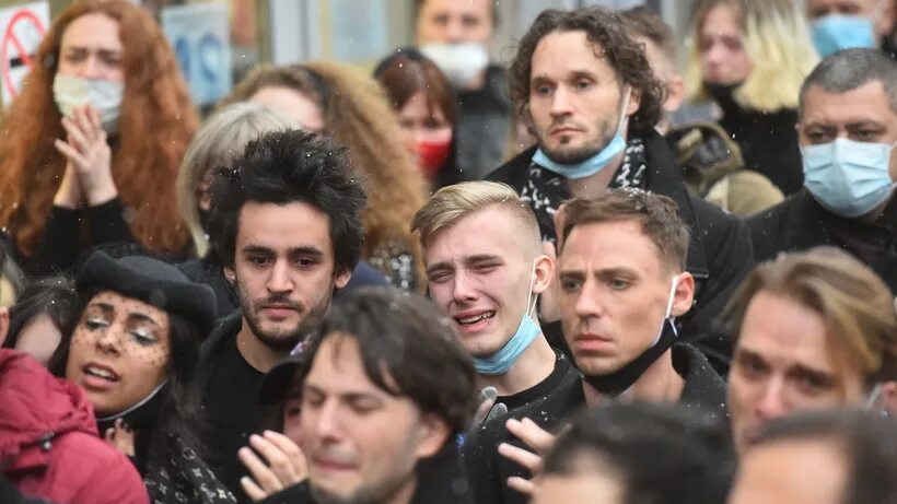 Прощание с режиссером Романом Виктюком в Москве. Фоторепортаж - РБК