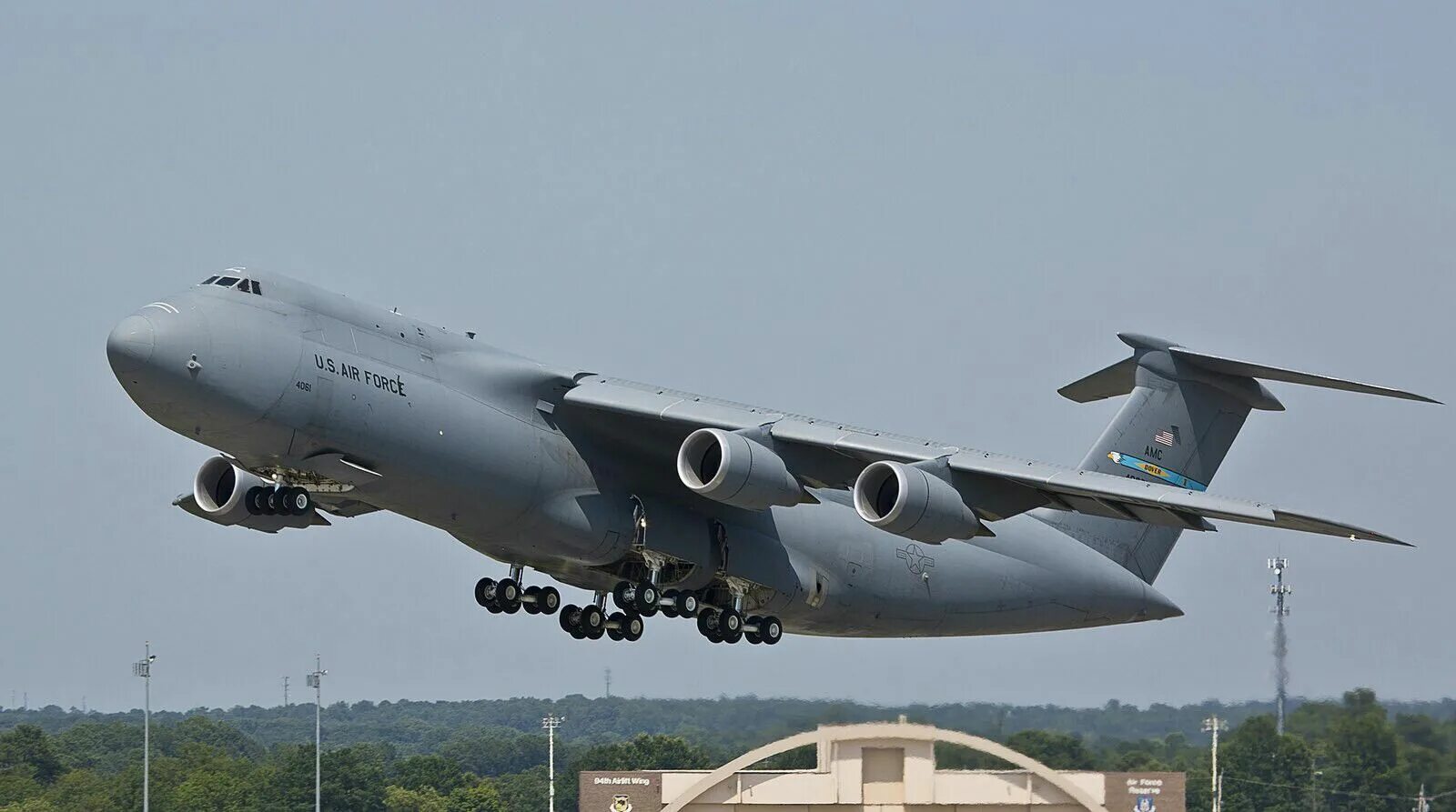 C5 galaxy vs ан 124. Самолет lockheed c-5 galaxy. Lockheed c-5m super galaxy. C5 galaxy самолет. Lockheed c-5 galaxy военно - транспортный самолёт.