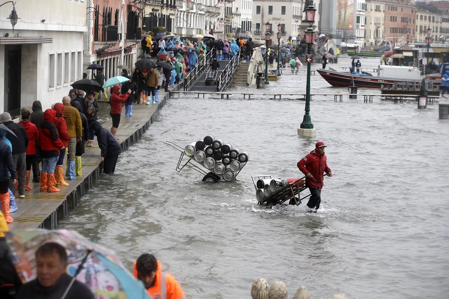 Почему венеция на воде