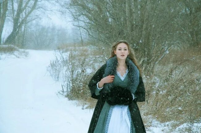 Lumina одежда. Девушка и снегопад. Платье крючком брюггское кружево. Платье брюггским кружевом. Платье метель.