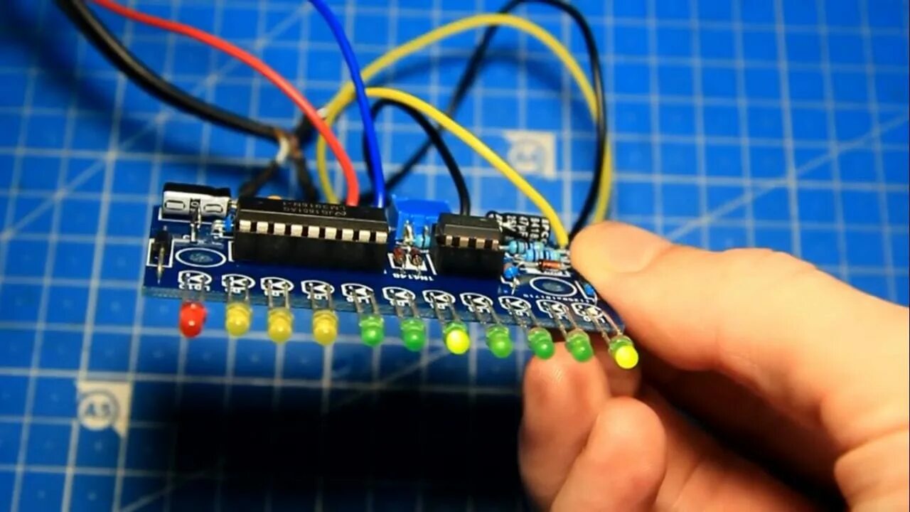 Lm3915 индикатор уровня. Светодиодный индикатор на lm3915. индикатор сигнала на lm3915. светодиодный индикатор ka2284. lm3915 индикатор уровня топлива.