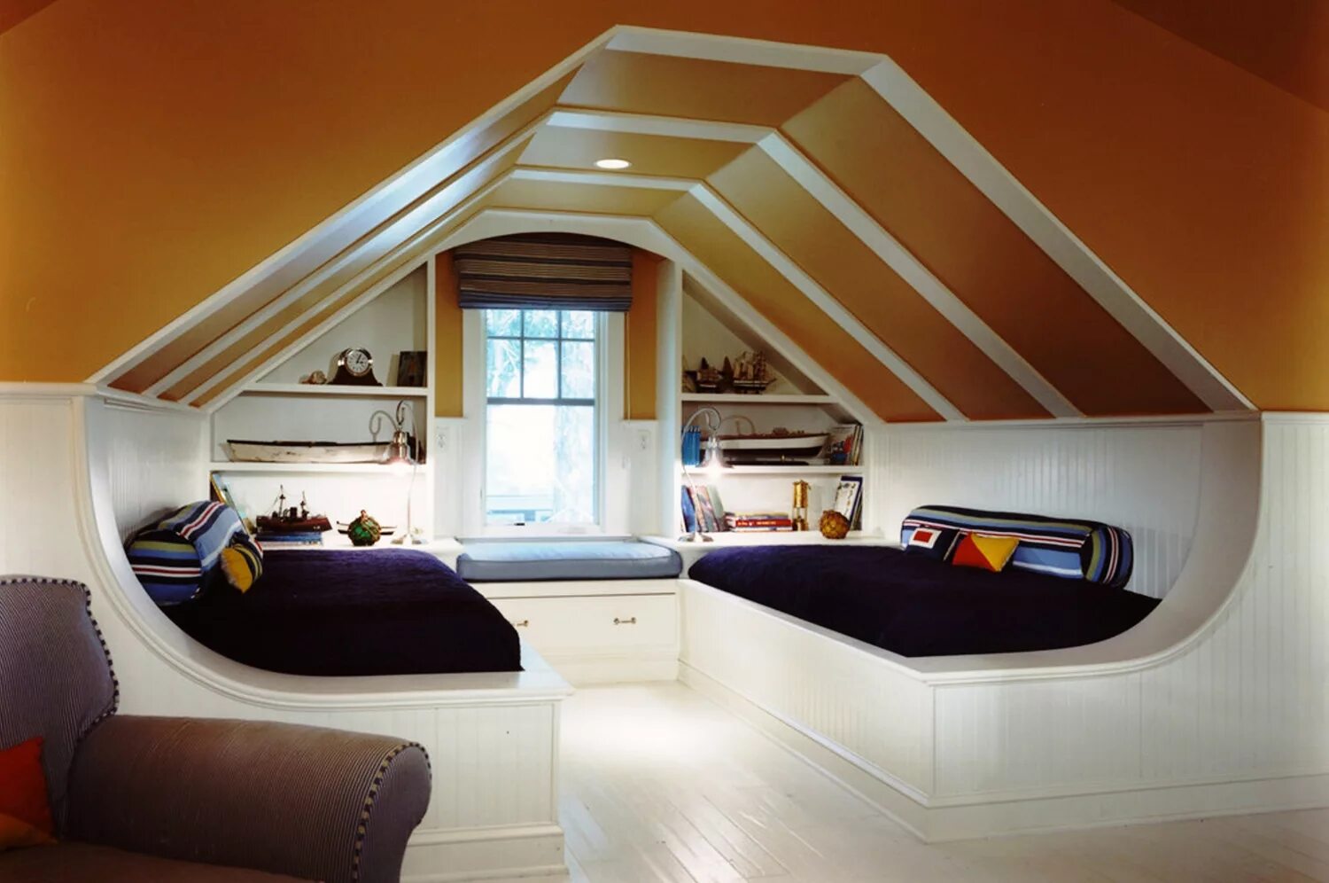 Крышой. Дом на крыше. Вальмовая крыша второй свет. Односкатная крыша с мансардой. Проекты домов с двускатной крышей и мансардой.