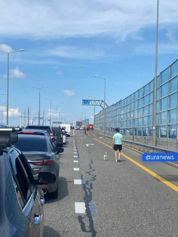 Какие пробки на крымском мосту сейчас сегодня. Пробка на крымском мосту. крымский мост со стороны тамани. крымский мост сейчас. пункт пропуска на крымском мосту.