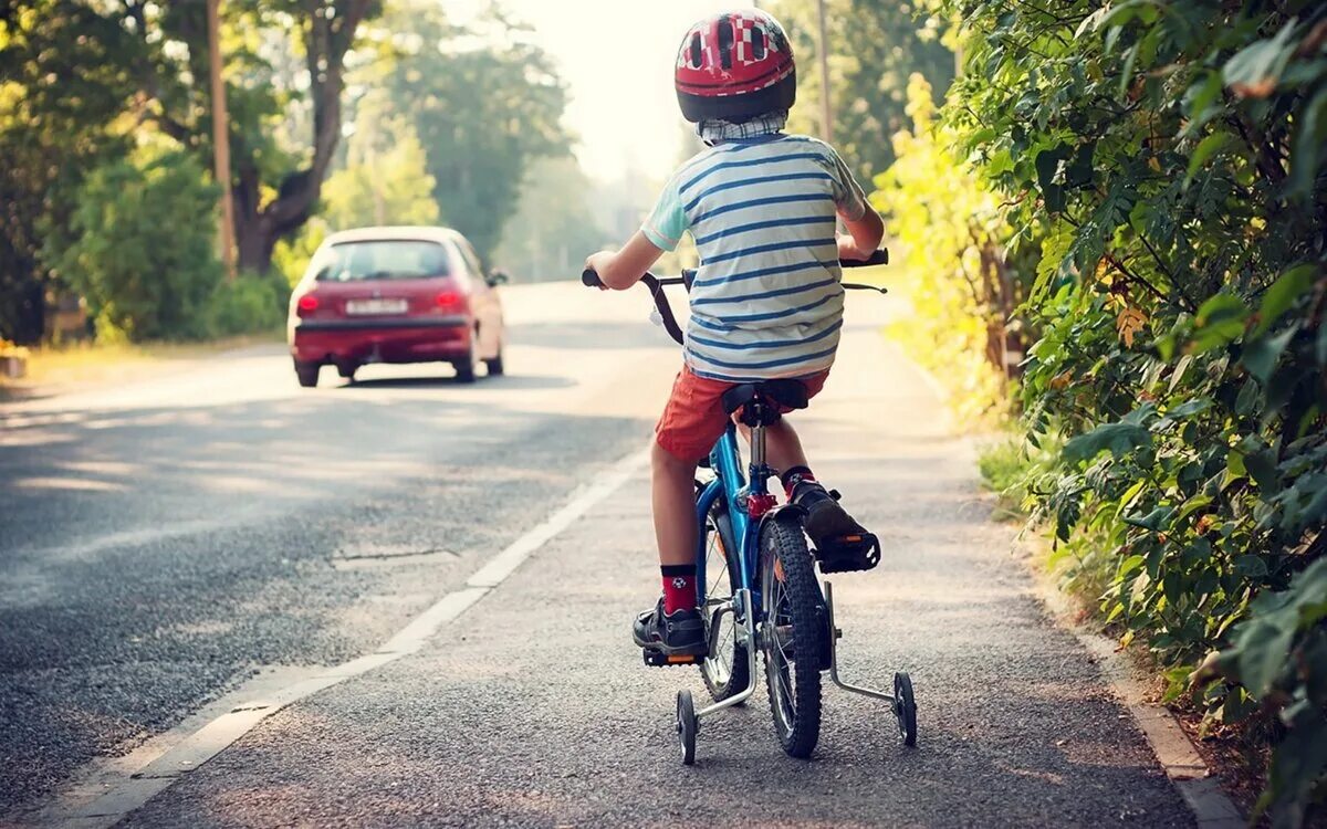 Мальчик сидит на велосипеде. Ребенок на велосипеде на дороге. Дети велосипедисты на дороге. Велосипед на дороге. Дети катаются на велосипеде.