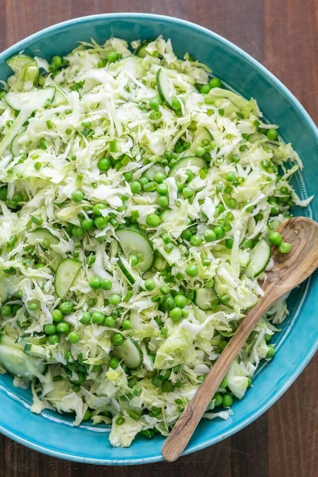 Салат с капустой. Капустный салат с горошком. Салат с капустой и горошком. Салат с капустой и горошком. Свежая капуста горошек.