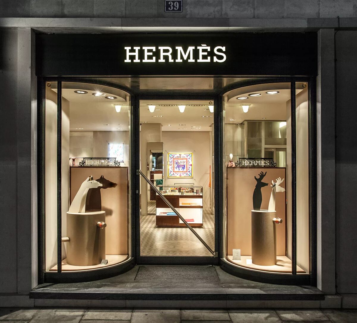 Гермес товар. Гермес бутик. Hermes магазин. Эрмес магазин. Магазин снаружи Hermes.