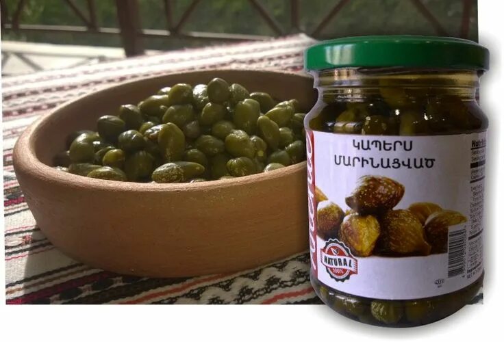 Каперсы на что похожи. Каперсы в банке. Листья каперсов маринованные. Листья каперсов маринованные. Каперсы что это.