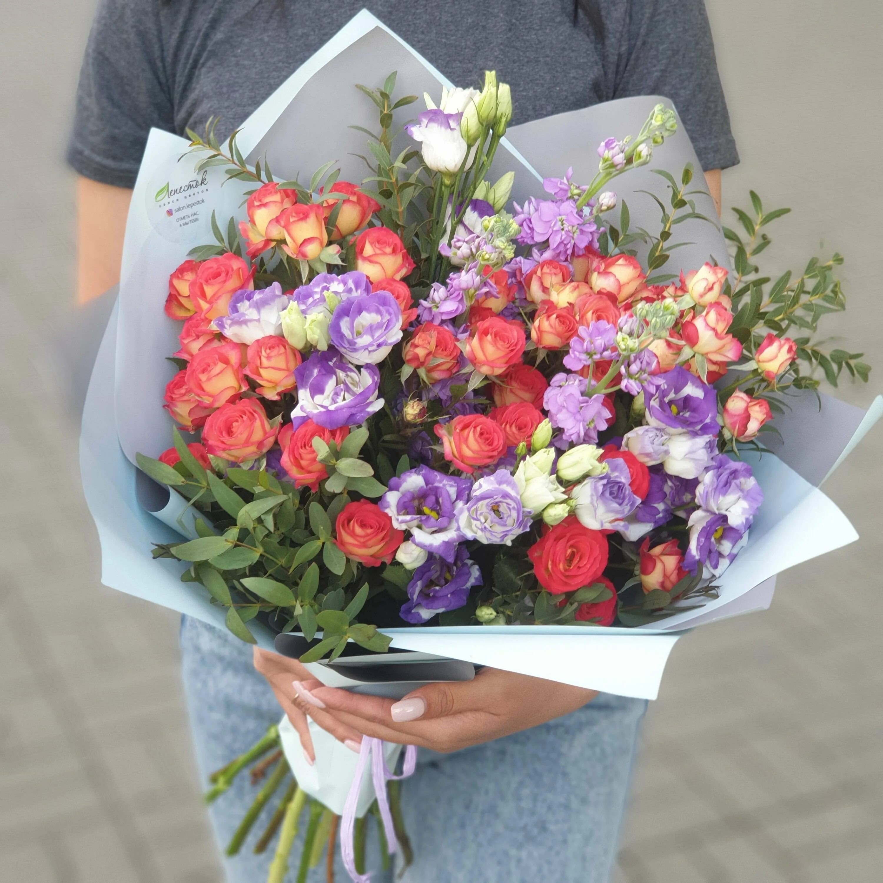 Букет кустовых роз бомбастик. Кустов букет. Кустов букет. Кустов букет. Мелкоцветные розы кустовые.