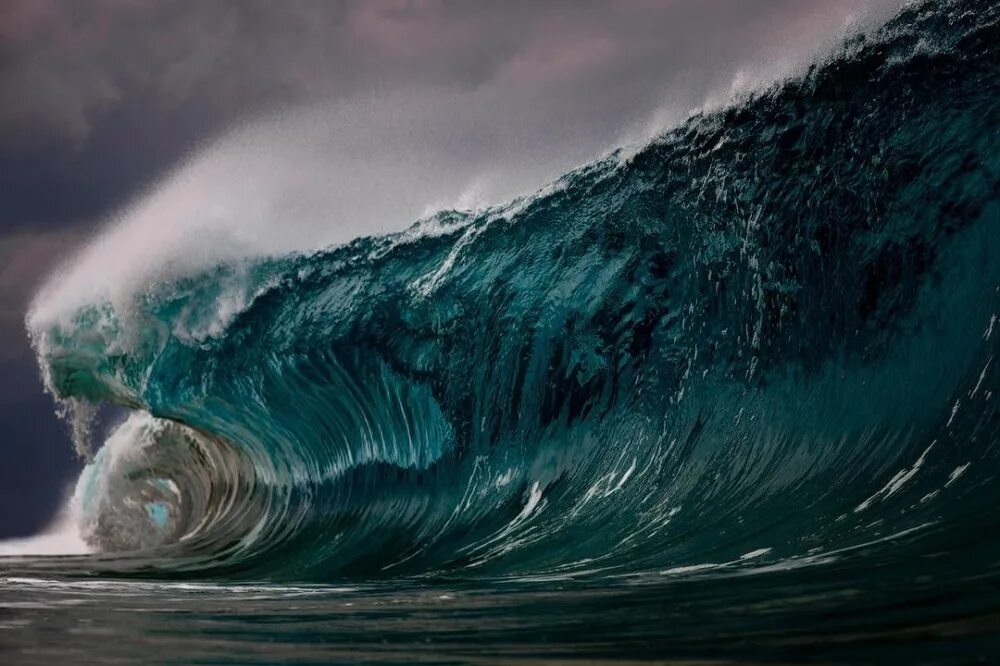 Гигантские волны в назаре португалия. Цунами серфинг. Высокие волны. Большие волны. Мощь океана.