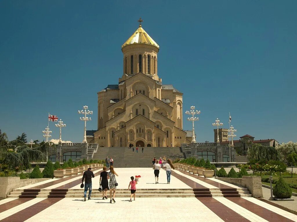 Троица тбилиси. Храм Самеба в Тбилиси. Цминда Самеба Тбилиси.