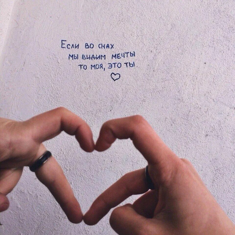 Закат романтика. Счастливые влюбленные. Девушка мечтает. Полет влюбленных. Морская любовь.