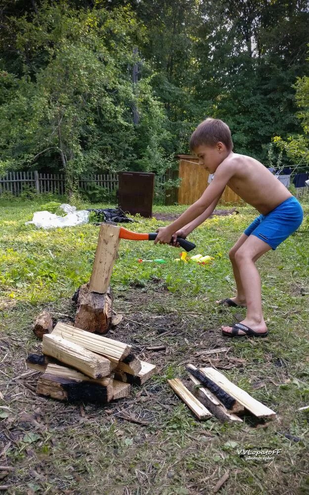 Мальчик с дровами. Фотосессия ребёнка с дровами. Фотосессия ребёнка с дровами. Ребенок рубит дрова. Мальчик с топором.