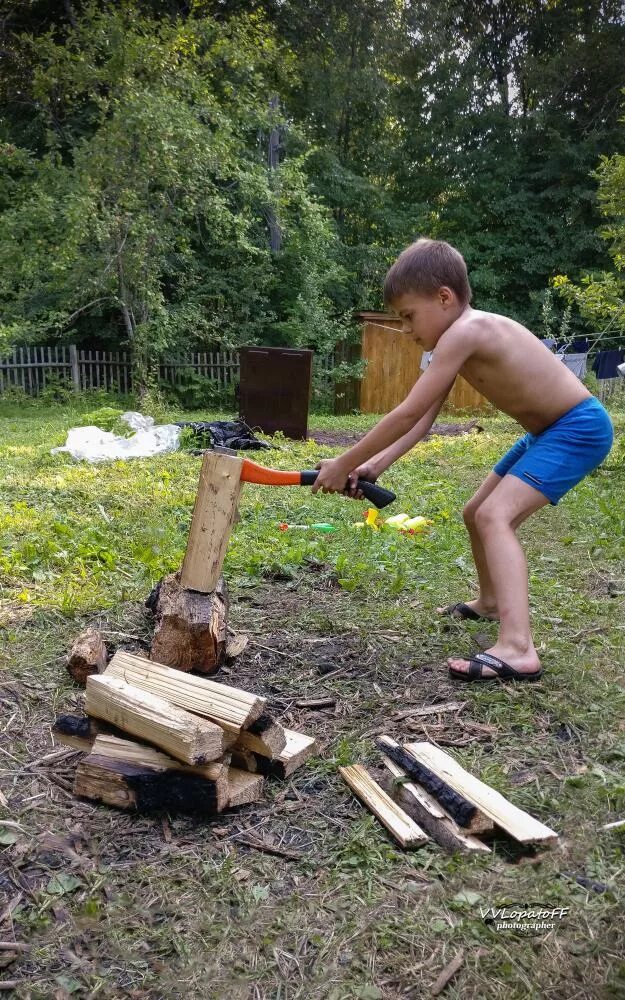 Мальчика рубят. Рубить дрова. Рубка дров. Нарубленные дрова.