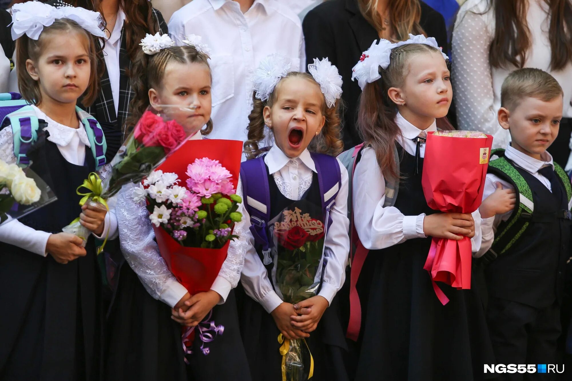 На линейке ребята. Девочки на школьной линейке. первоклассники мальчик и девочка. девочка первоклашка. 1 сентября девочки.