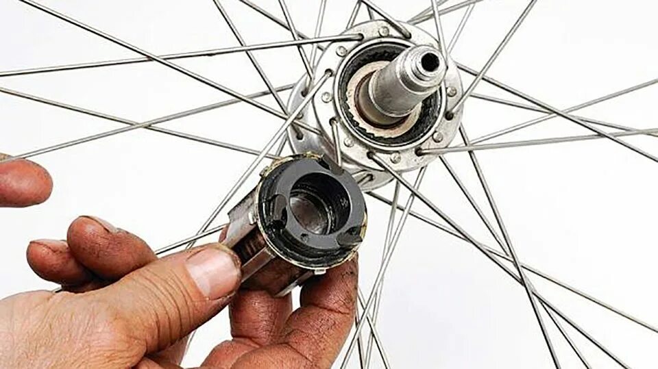 Монтаж втулки. Сайлентблоки задних амортизаторов ваз 2106. Как вставляют втулки. Установить втулку. Втулка в рейку civic 4d.