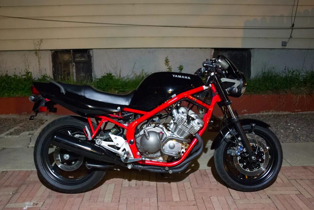 Custom parts нижний новгород. Yamaha xjr400 red. Yamaha xjr 400 cafe racer. Yamaha xj600 1995. Custom part.