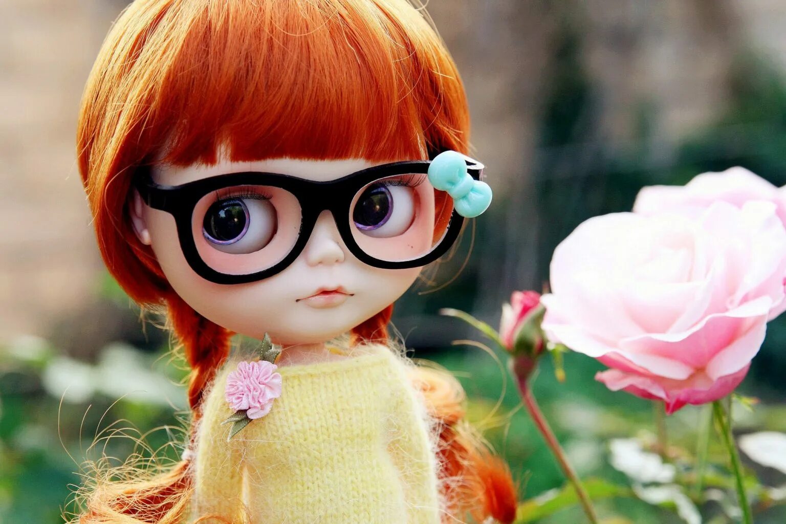 Кукла в очках. Рыжая кукла с очками. Красивый куклы в очках. Девочка в очках прикольная.