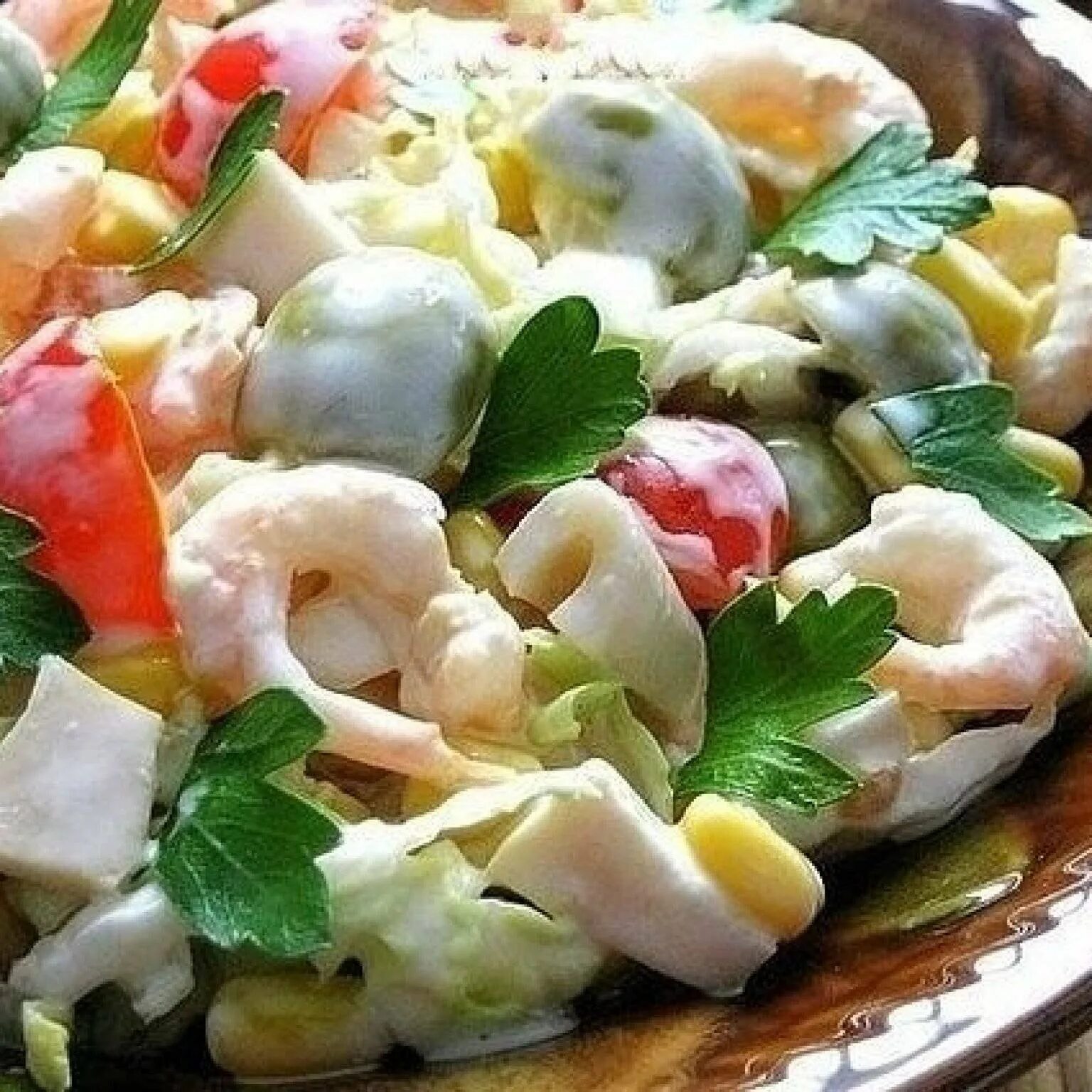 Салаты на праздничный стол кальмары рецепты. Салат. Салат с кальмарами. Салат с кальмарами и креветками. Салат с креветками и оливками.