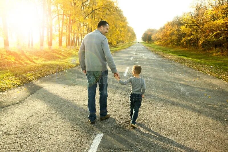 Родители с сыном отправились по тропе 800. Папа и сын идут по улице. отец с сыном гуляют на природе. отец и сын гуляет по горной дороге. картинка для детей папа и сын идут по солнечному лесу.