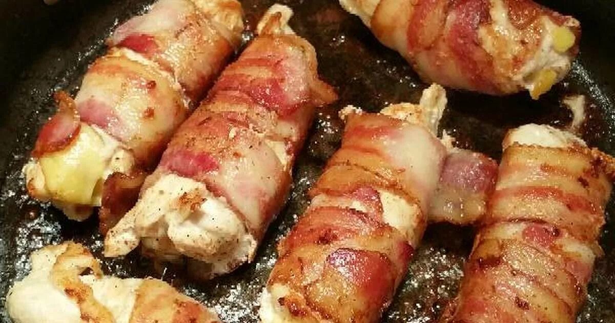 Куриные грудки в беконе на сковороде. Куриная грудка завернутая в бекон. рулетики грудка в беконе. куриная грудка с беконом и сыром. куриная грудка в беконе.